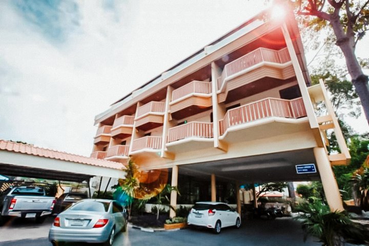 芭堤雅双棕榈套房和住宅(Twin Palms Suites and Residence Pattaya)