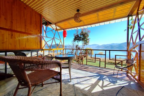 泸沽湖水岸花宿客栈