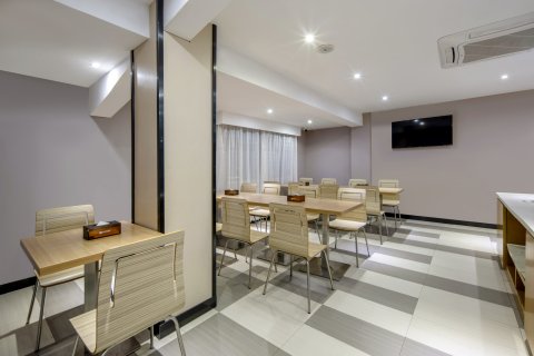 雅斯特酒店(炮龙AI市集宾阳汽车总站店)