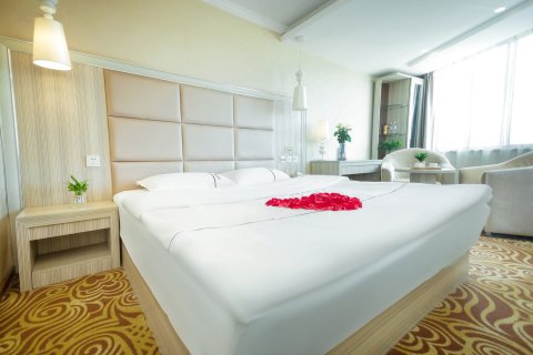 弥勒柯玛假日酒店(湖泉生态园店)