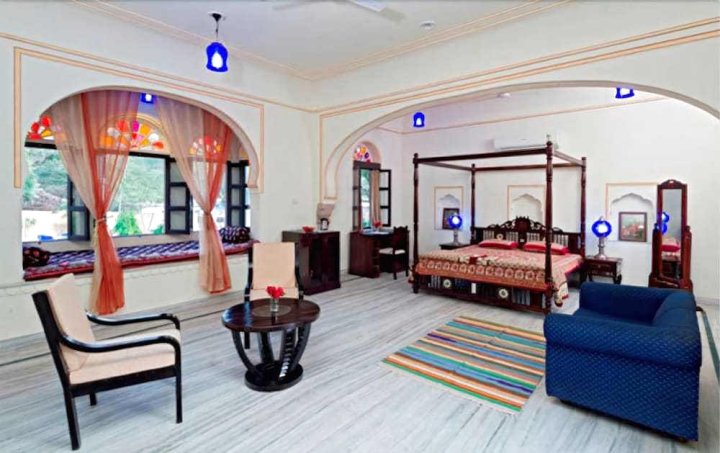 胡拉加尔 - 古迹酒店(Dhula Garh A Heritage Hotel)