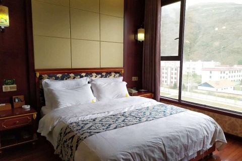 炉霍翔巴大酒店