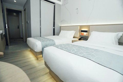 艺龙瑞云酒店(咸宁通山月亮湾夜市城店)