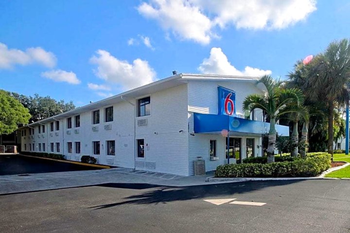 劳德代尔堡6号汽车旅馆(Motel 6-Fort Lauderdale, FL)