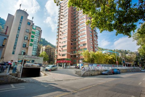 柏泰酒店(贵阳黔灵公园八鸽岩地铁站店)