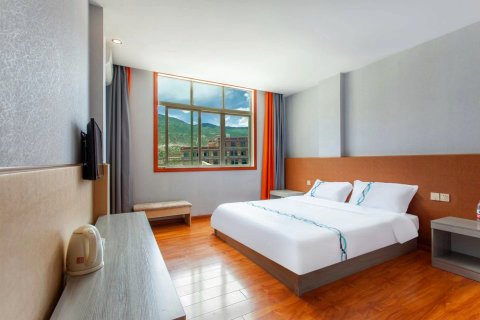 巴塘金弦神音假日酒店