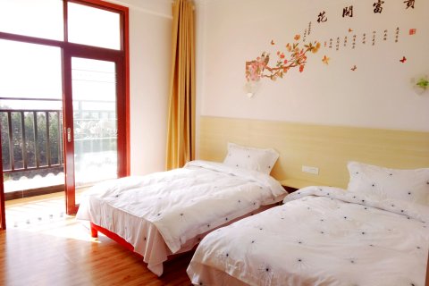 薄刀峰摇旗岗农家小院