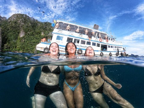 玛雅湾船上舒眠度假村(Maya Bay Sleepaboard Resort)