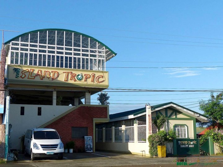 岛上热带餐厅酒店(Island Tropic Hotel and Restaurant)