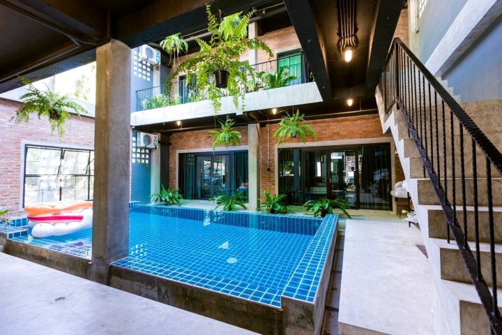 普吉岛永无工业风泳池别墅(Phuket Neverland Loft Pool Villa)