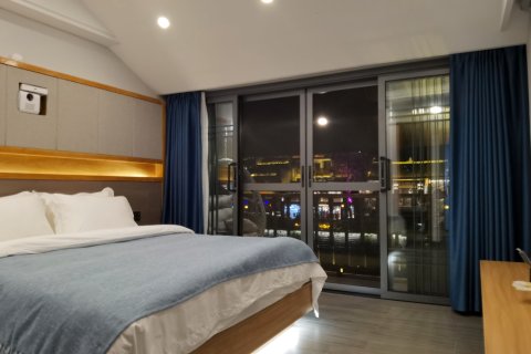 凤凰随遇江景民宿(北门城楼店)