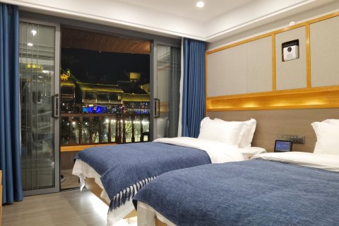 凤凰随遇江景民宿(北门城楼店)