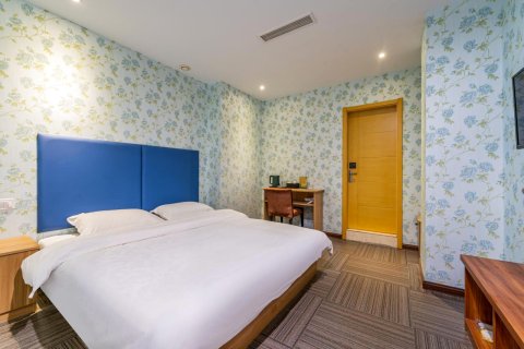 青岛大溪地精品酒店(台东步行街啤酒博物馆店)