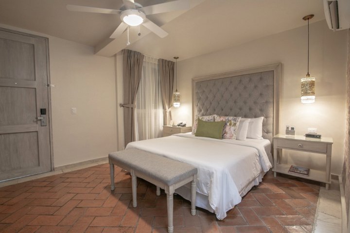 Room in Guest Room - CC2-2 Double Room in Getsemani with Breakfast and Pool