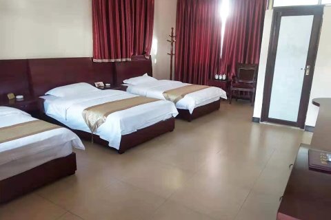 鹤庆光辉假日酒店