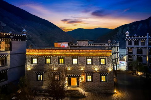 稻城亚丁香格里拉镇四季莲花客栈