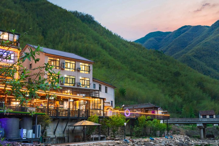 行趣·夏日星空泳池·溪畔野奢亲子旅行度假美宿(浙北大峡谷漂流店)