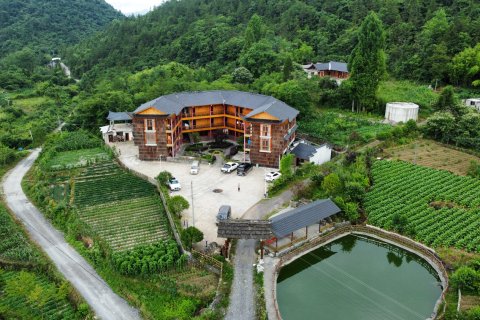 鹤峰屏山嘎嘎农庄