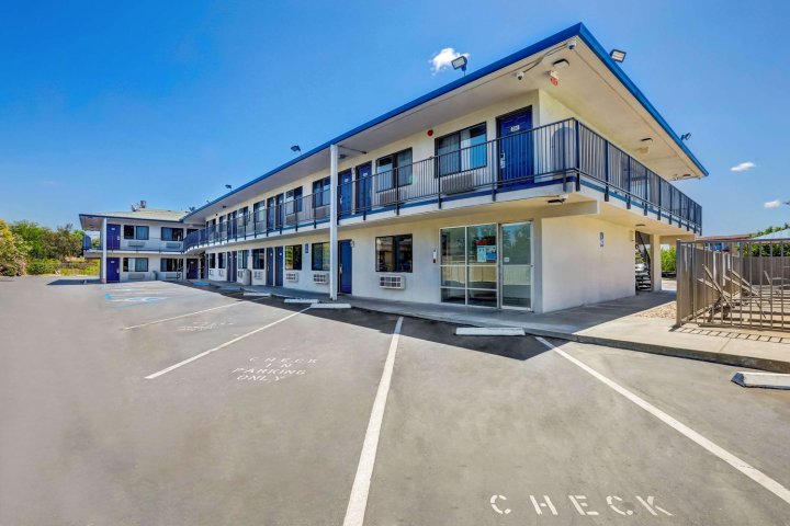 雷德布拉夫6号汽车旅馆(Motel 6-Red Bluff, CA)