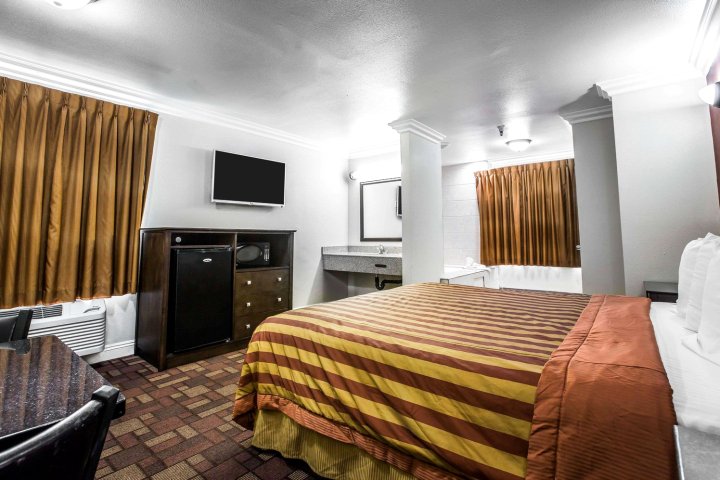 皮科里韦拉套房酒店(Pico Rivera Inn and Suites)