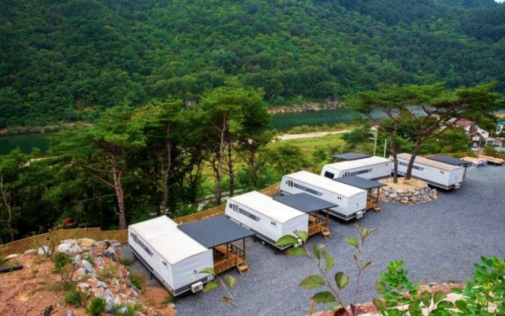 丹阳郡松树大篷车露营(Danyang Pine Caravan Camping)