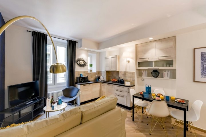 Moscova in Milano with 1 Bedrooms and 1 Bathrooms