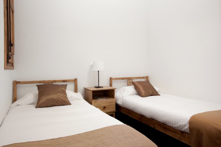 Modern 2-Bedroom Apartment Near Sagrada Familia