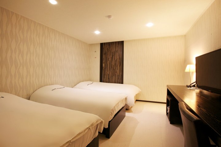西归浦朗居酒店(Hotel Rhangju)