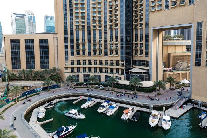 迪拜码头水景豪华公寓(Water views from deluxe apartment in Dubai Marina)