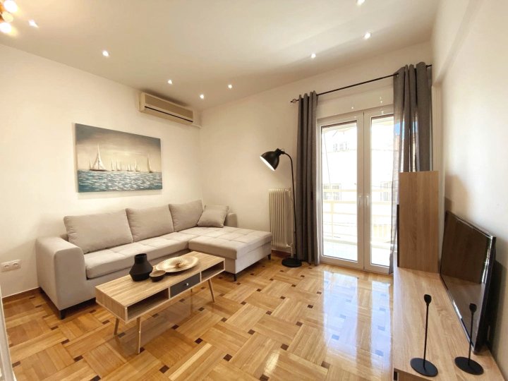 Two Bedroom Stylish Suite in Centre for an Athens Gateaway