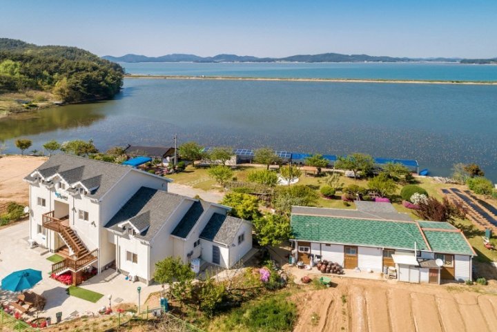 Taean Lake and Sea Spa Pension (Lake View, Fishing Available)