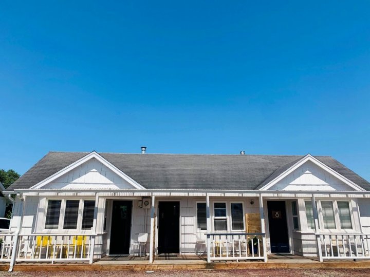 布洛德沃克小屋酒店(Boardwalk Cottages)