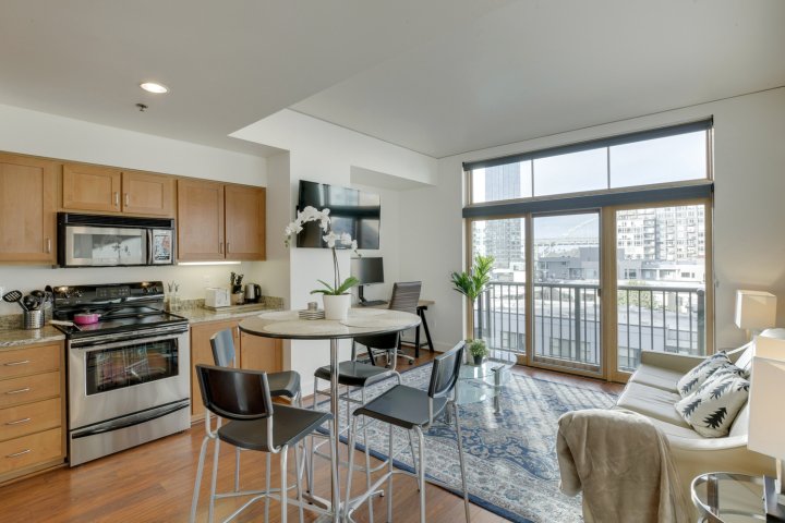 Recently Upgraded 1Br Apt – Downtown Location