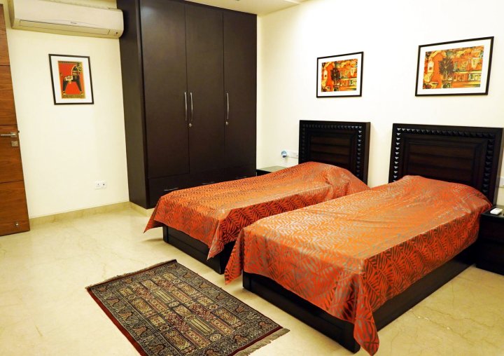 Green Park Service Apartment 3BHK with AC and Wifi