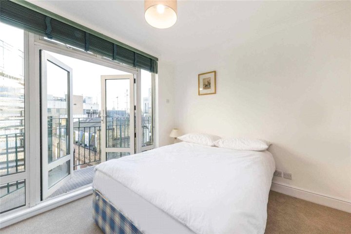 2 Beds 2 Baths Elegant Building in Vibrant Trafalgar Square Covent Garden