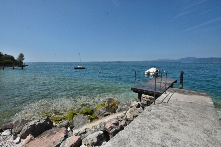 Leonardo Walsh Apartment with Lake View