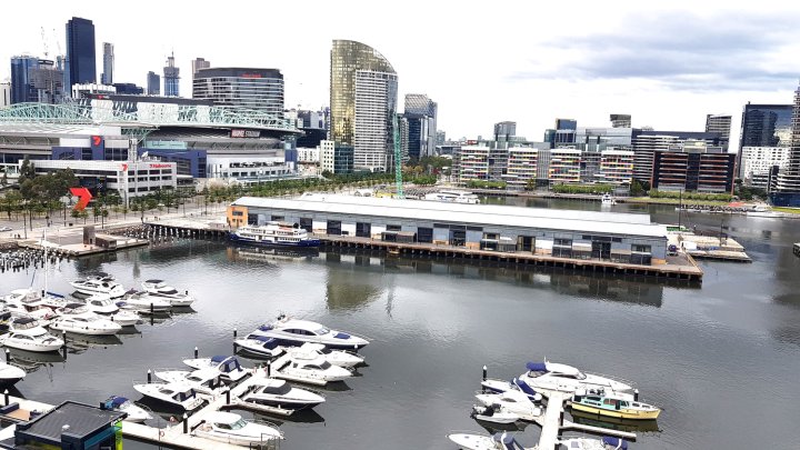 Docklands Style Apartment with 2 Bedroom 1008N