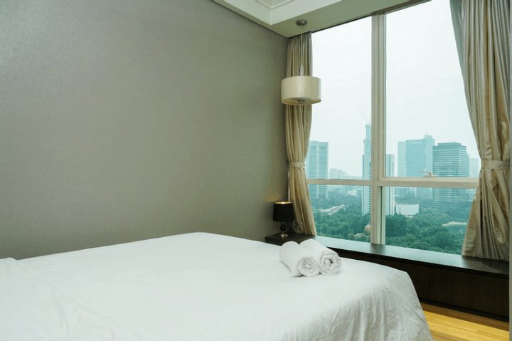 Luxury 2Br with Study Room at The Peak Apartment by Travelio