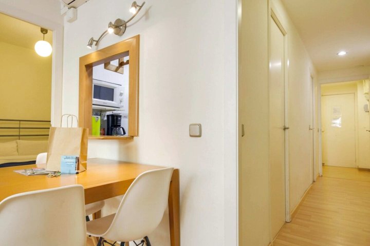 Cozy 2 Bedroom Next to Arc de Triomf