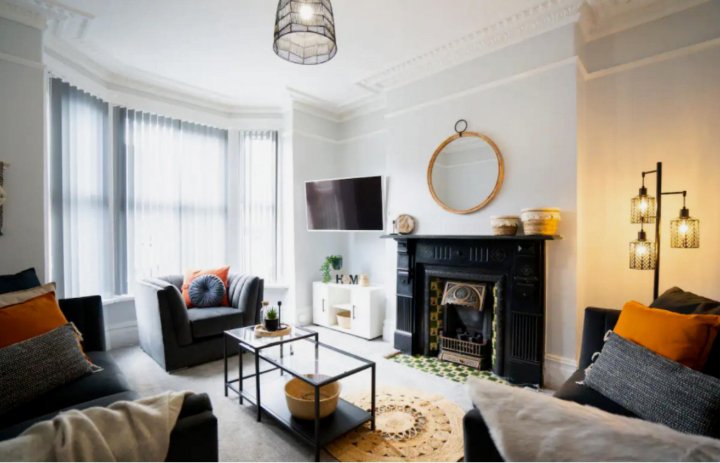 StayZo Armley A 5 Bedroom City Centre House in Leeds