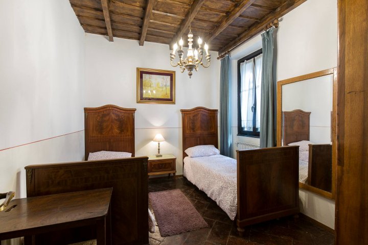 Four-Room Apartment 15 Minutes from the Center of Milan
