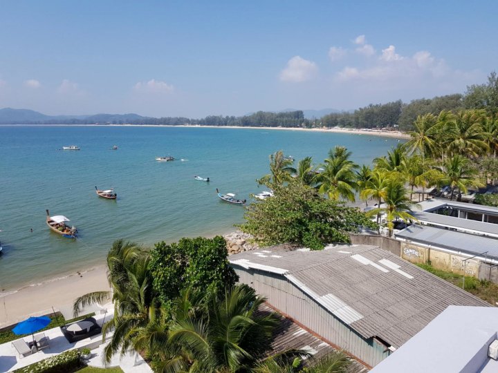 Beachfront Apartment - Walk in the Sand