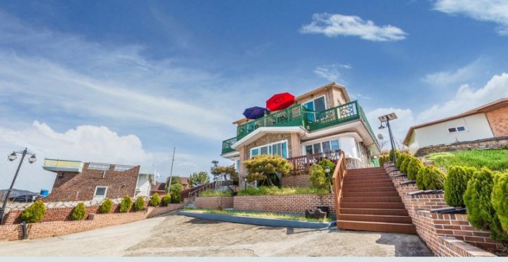 Rising Sun Landscape Bed and Breakfast Namhae