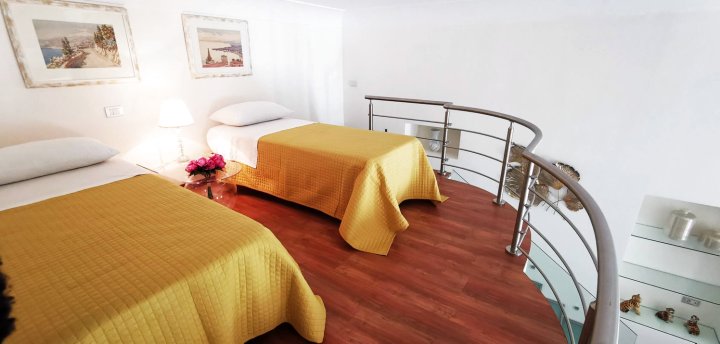 Luxury Apartment n 2 Carmen Historical Center of Taormina Via Giardinazzo 34