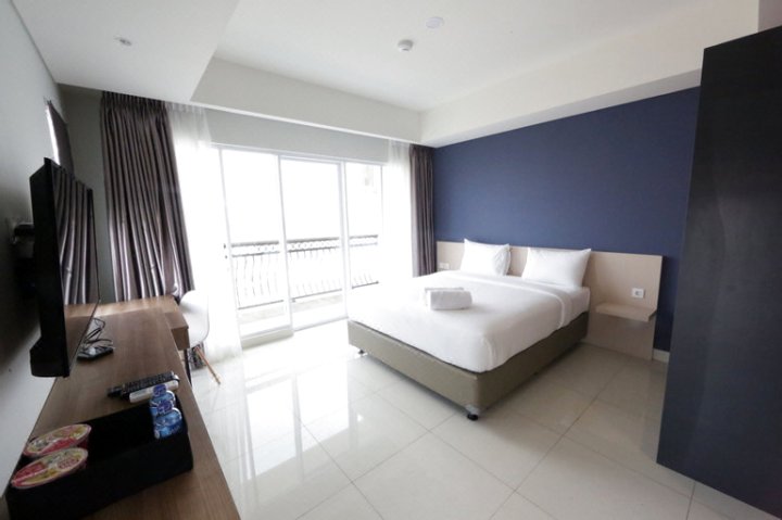 Best Price Studio at Green Kosambi Apartment near Braga By Travelio