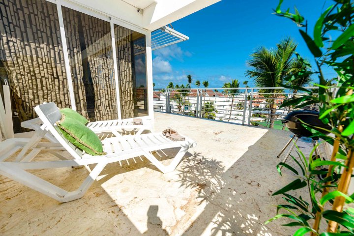 Penthouse with a Sea View and Access to the Pool