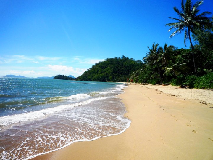 三一海滩海景酒店(Seaview at Trinity Beach)