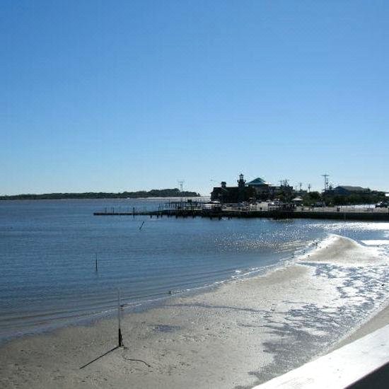 雪松湾海滩暨游艇俱乐部(Cedar Cove Beach & Yacht Club)