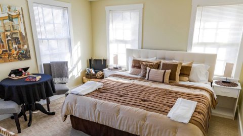 Room # King Bed * En-Suite Bath * Cozy & Private