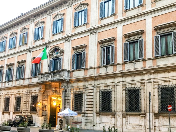 威尼斯广场罗马竞技场旁雄伟 1 居和 2 居套房酒店(Majestic 1Br & 2Br Suites Next to The Colosseum at Piazza Venezia)